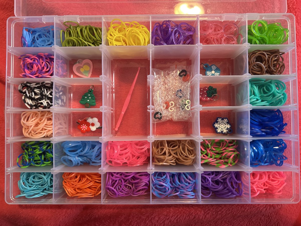 Lizzie’s Loops Holiday Mega Pack, open